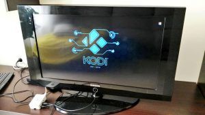 Probando el media center Kodi desde la Raspberry Pi en mi televisor. 